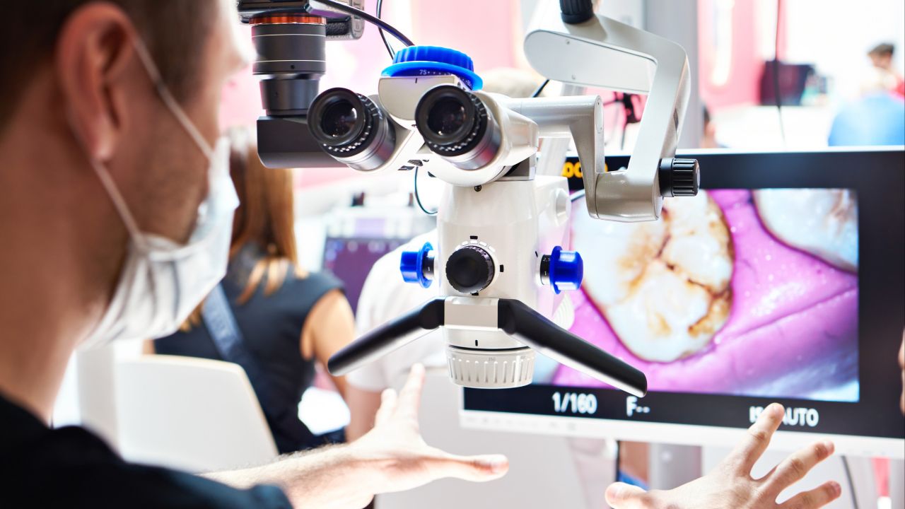 Diş hekimliğinde yeni çağ: Milimetrik görüntüyle maksimum tedavi başarısı! Mikroskoplu tedavilerle diş kaybı engelleniyor