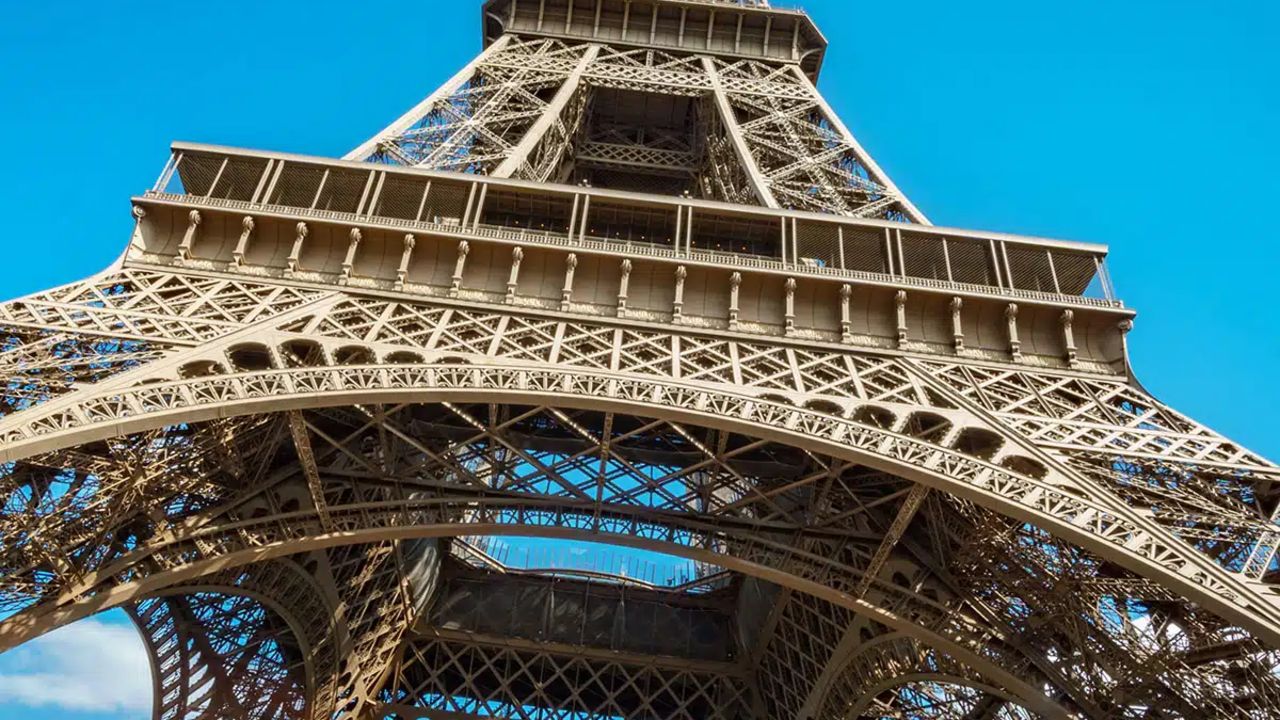 Eyfel Kulesi yıkılıyor mu? Sosyal medya karıştı