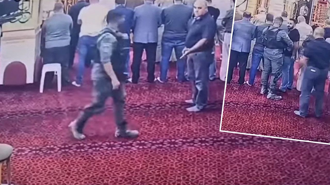 İsrail askerlerinden camide tahrik! Postallı alçaklık 