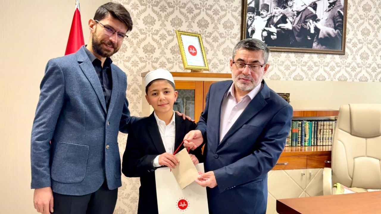 Kur'an-ı Kerim'i 3 ayda ezberleyerek hafız oldu! 