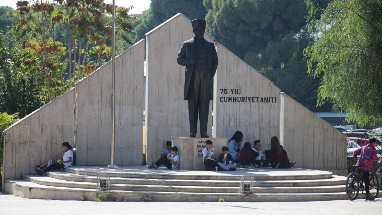 Aydın'da tepki çeken manzara! Ücretli yemek almayan öğrenciler sokağa çıkartıldı