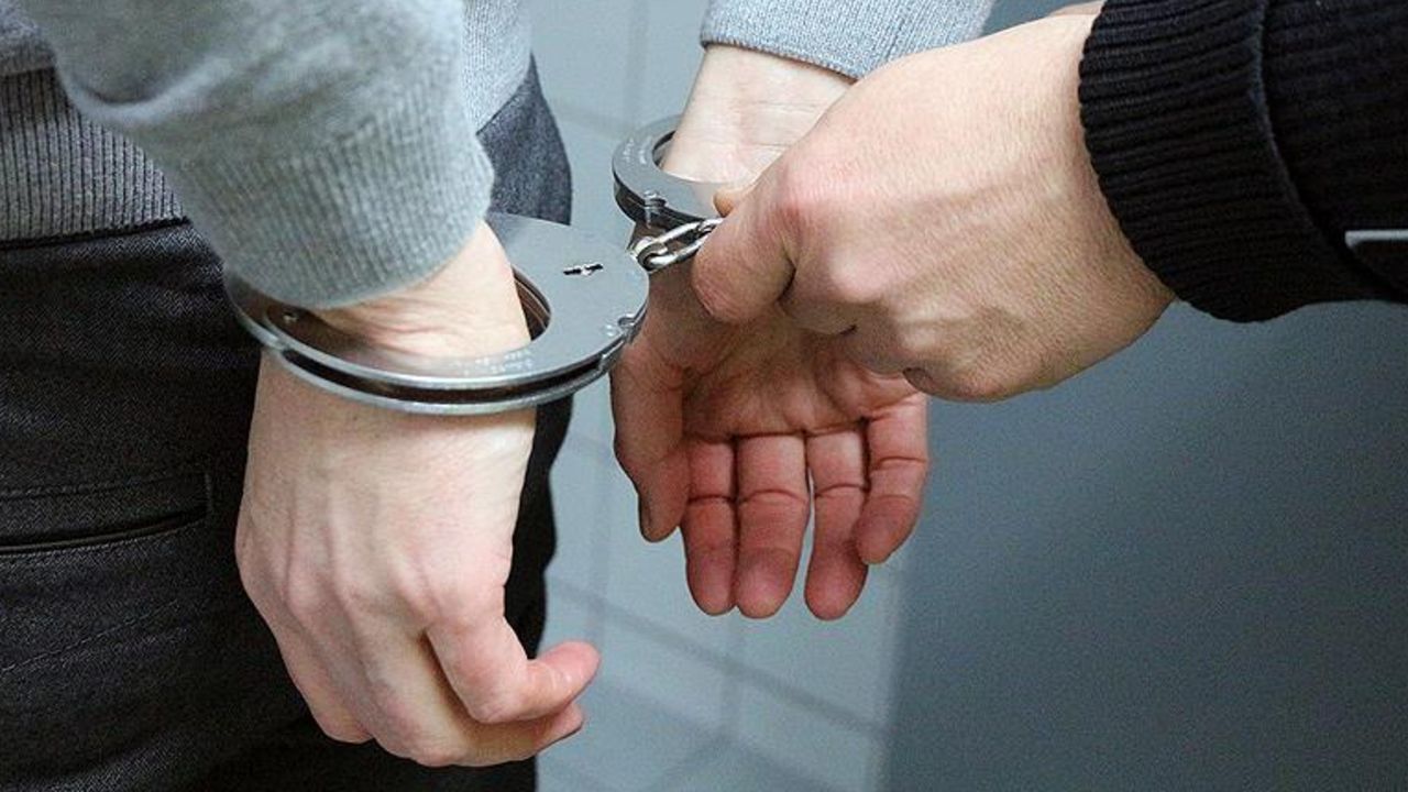 Başsavcının adını kullanıp 5 bin dolar istemişler! 2 polis tutuklandı