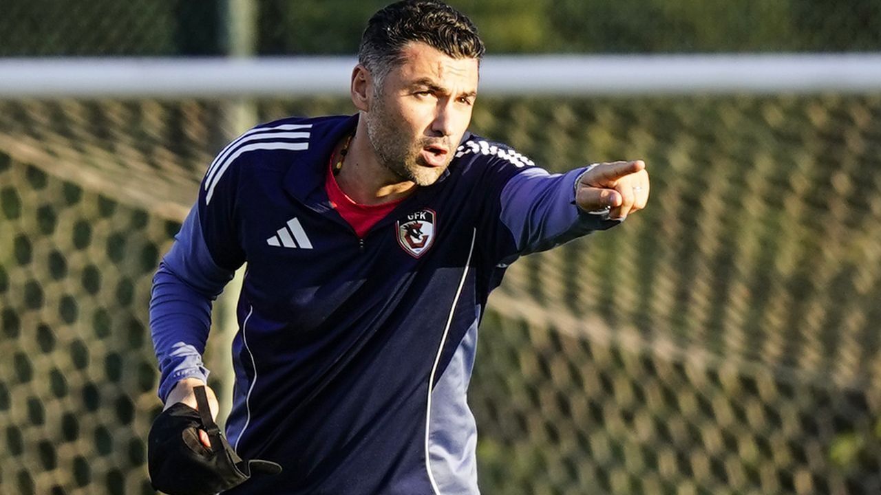 Burak Yılmaz'ın telefonuna sürpriz mesaj! Kim olduğunu canlı yayında açıkladı