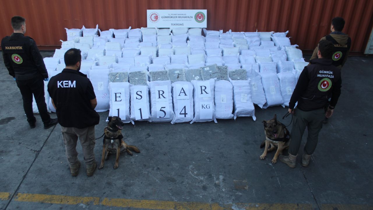 Şüphe üzerine durdurulan araçlardan tonlarca uyuşturucu çıktı!