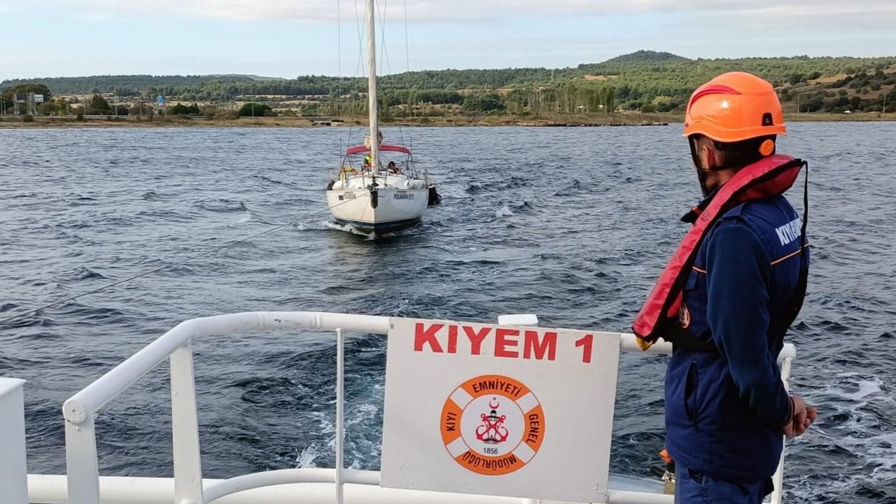 Çanakkale Boğazı'nda sürüklenen tekne kurtarıldı