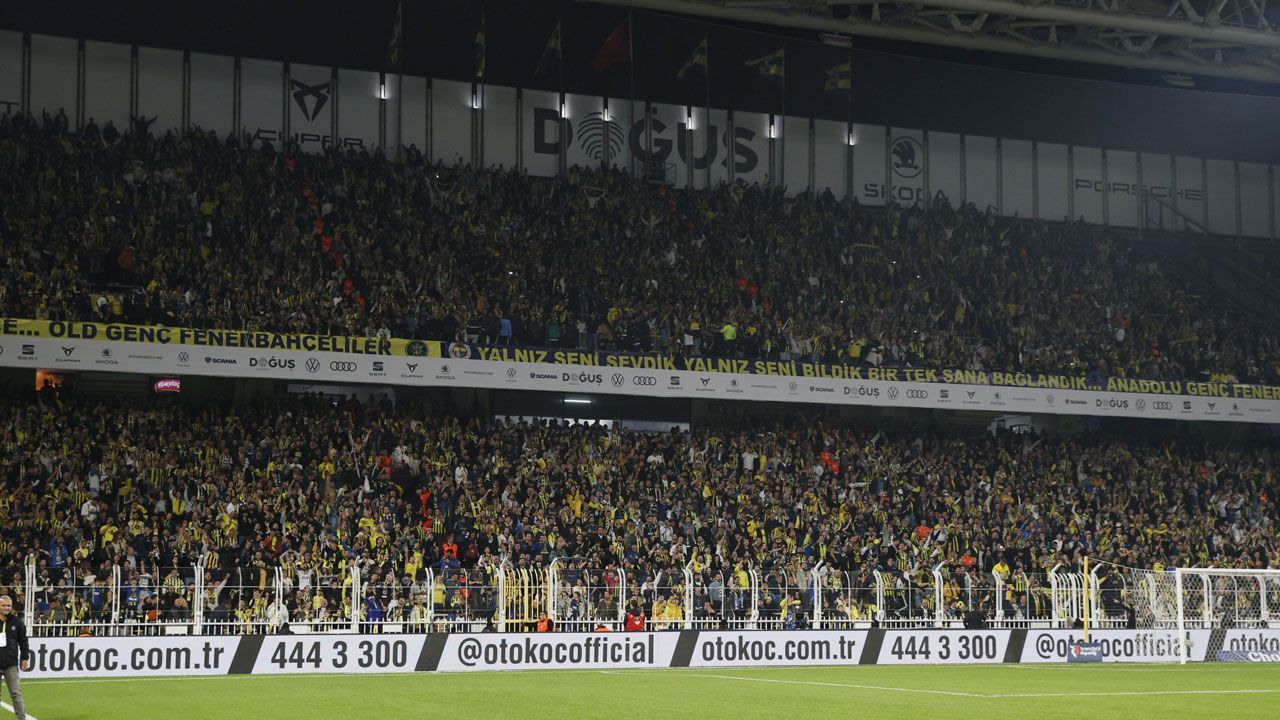 Fenerbahçeli yıldıza şok tepki: Tribünler yuhaladı, takım arkadaşları teselli etti