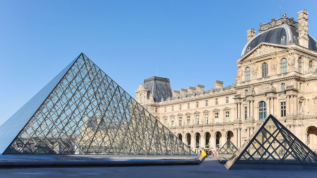 Fransa karıştı! Louvre Müzesi’nde değerli eserler 7 dakikada çalındı
