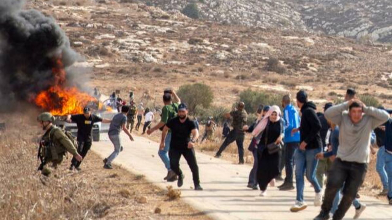 İsrailli yerleşimciler ABD’li gazeteci Jasper Nathaniel’i kovaladı