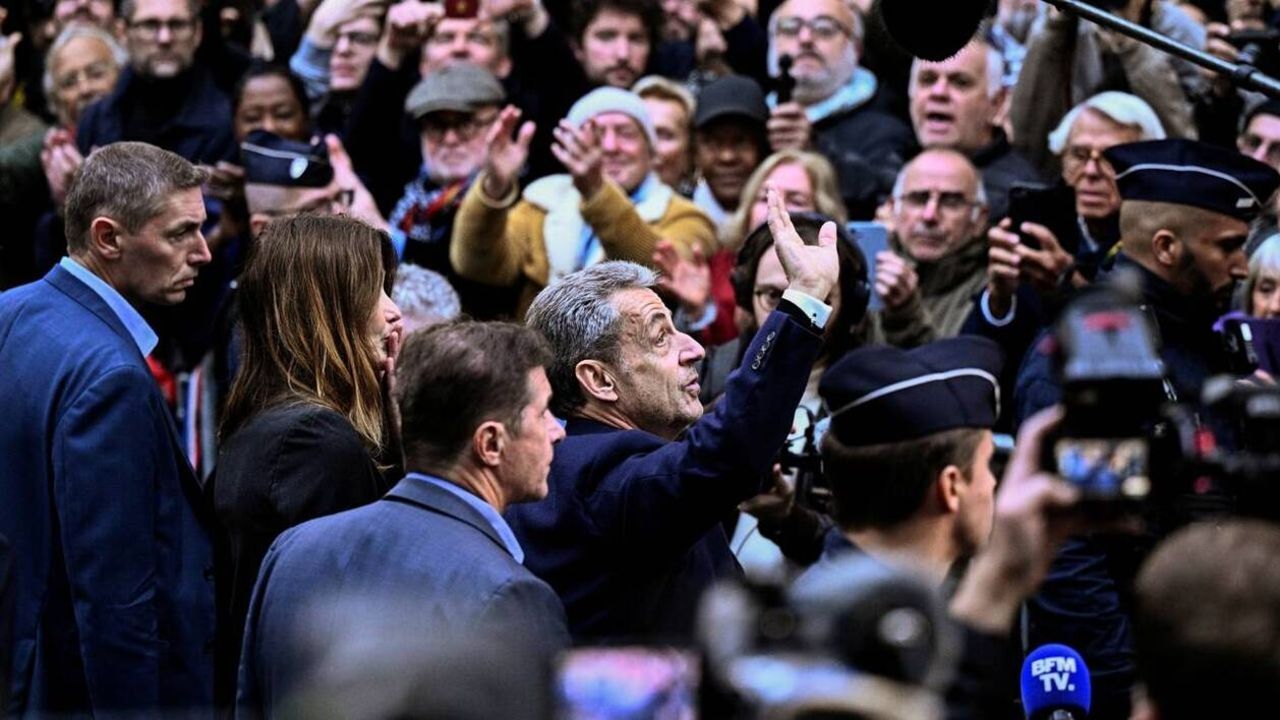 Fransa’nın eski lideri hücrede! Sarkozy teslim oldu