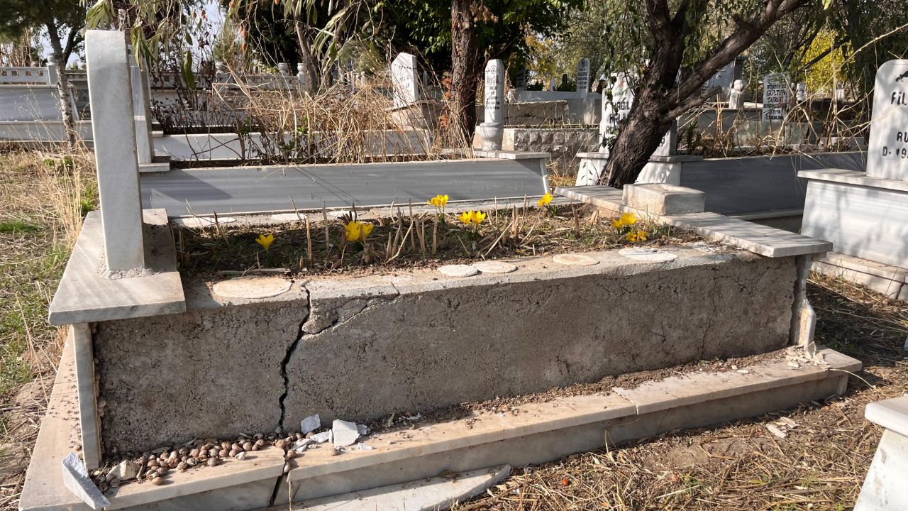 Mezarlıktan mermer çalıp evinde kullanmış! Pes dedirten olay