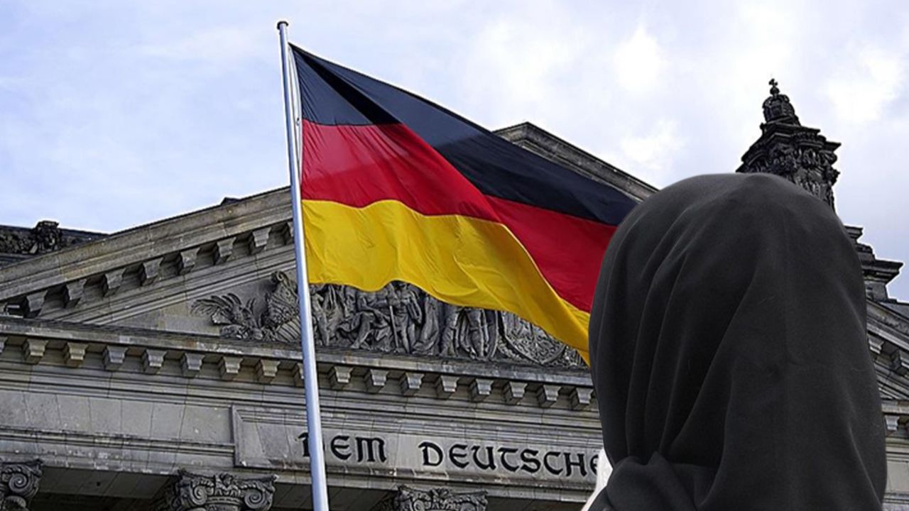 Almanya’da bir fahri yargıç, başörtüsü taktığı için göreve başlatılmadı