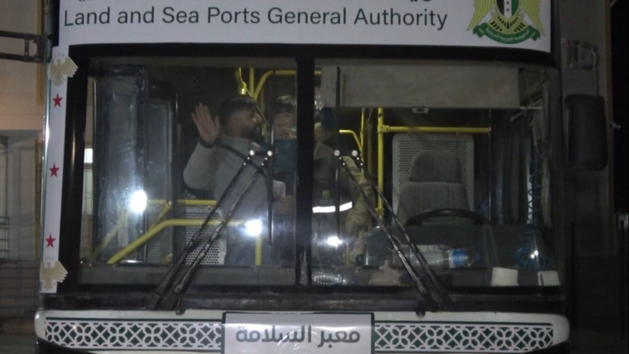 Suriyeliler ülkelerine dönüşte gece-gündüz ayırmıyor! Türkiye'ye teşekkür ettiler