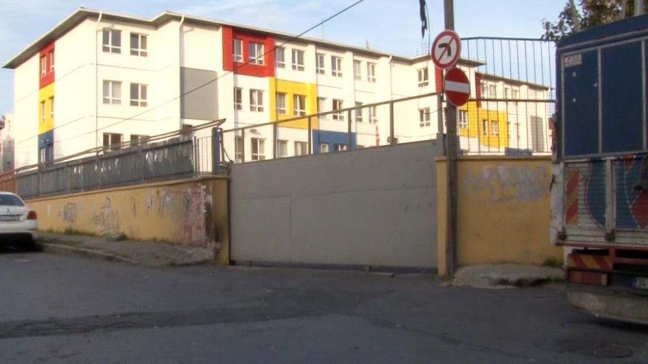 Eyüpsultan’da ilkokulun kapısı öğrencilerin üstüne düştü! 1'i ağır 4 yaralı