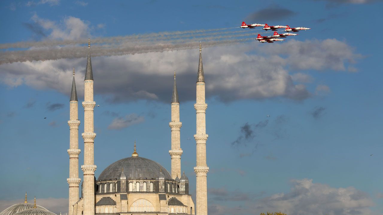 Türk Yıldızları Edirne'de uçtu, görenler mest etti! Asıl gösteri pazar günü