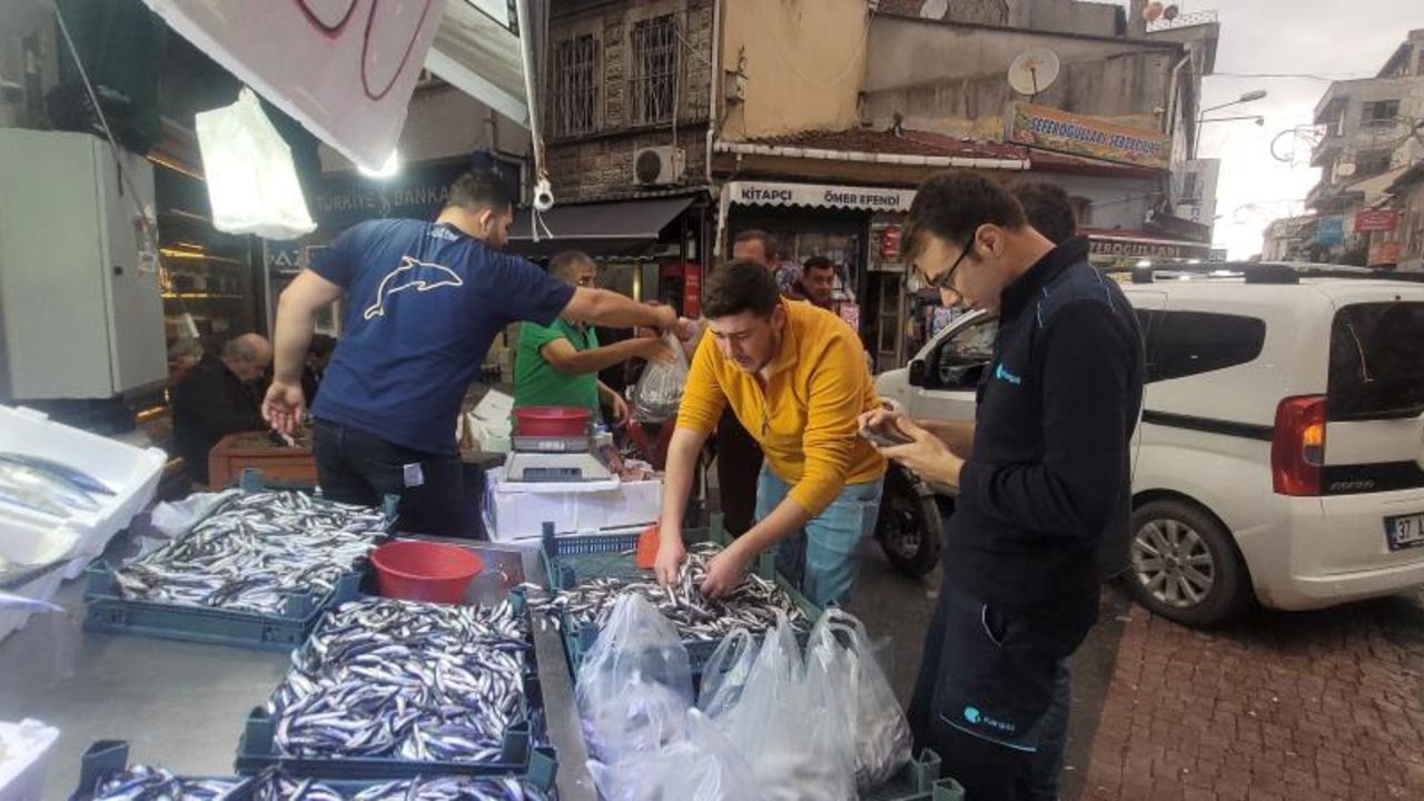 Hamsinin fiyatını duyan balıkçıya koştu! Kapış kapış satılıyor