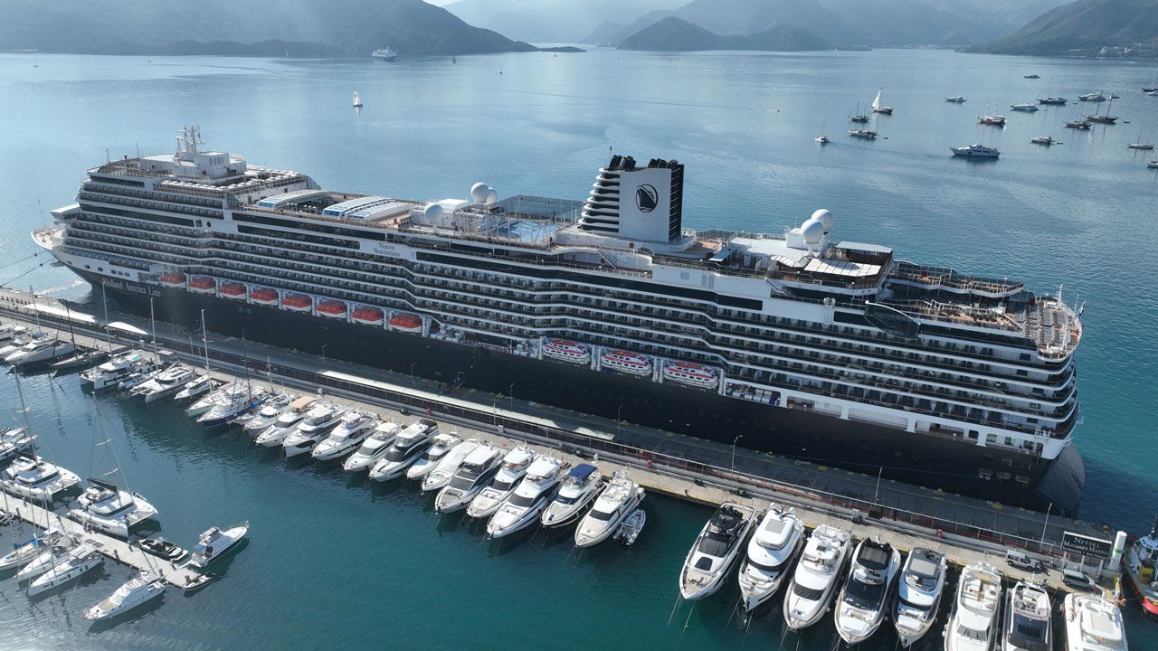 Dev gemi limana demir attı: ABD'li turistler ilçeye akın etti!