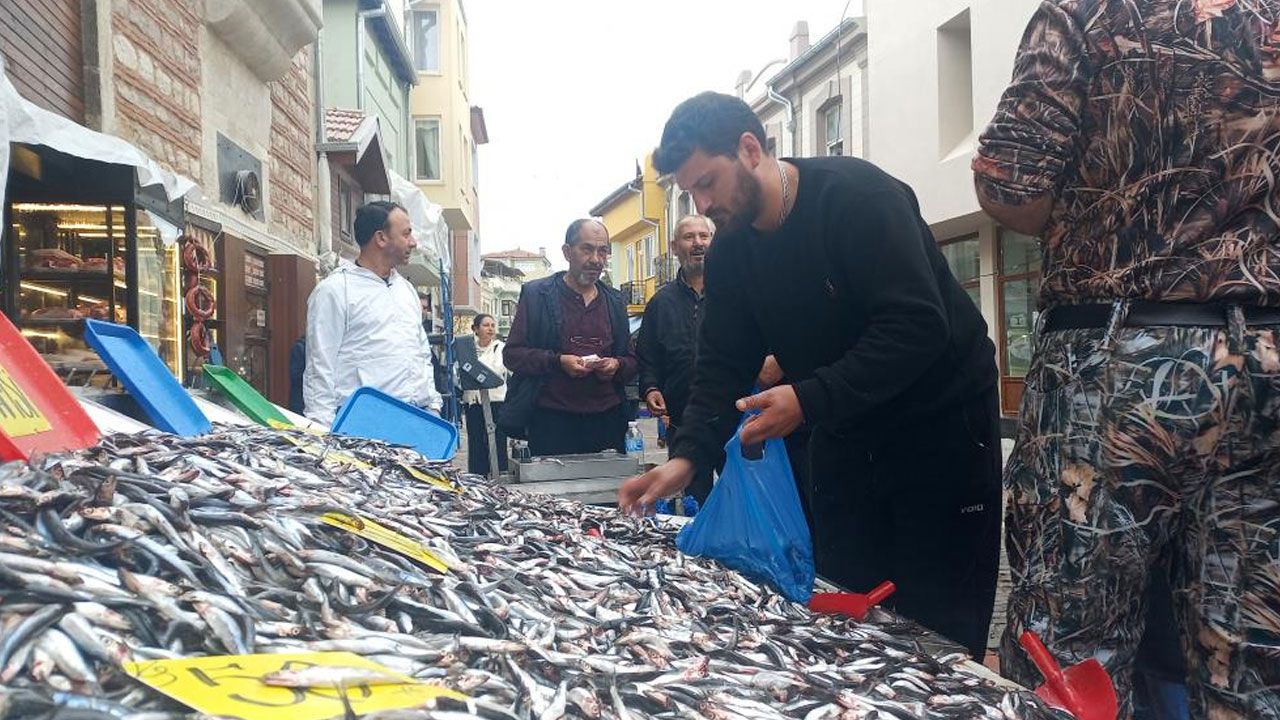 Edirne'de hamsinin kilosu düştü, vatandaşlar poşet poşet aldı