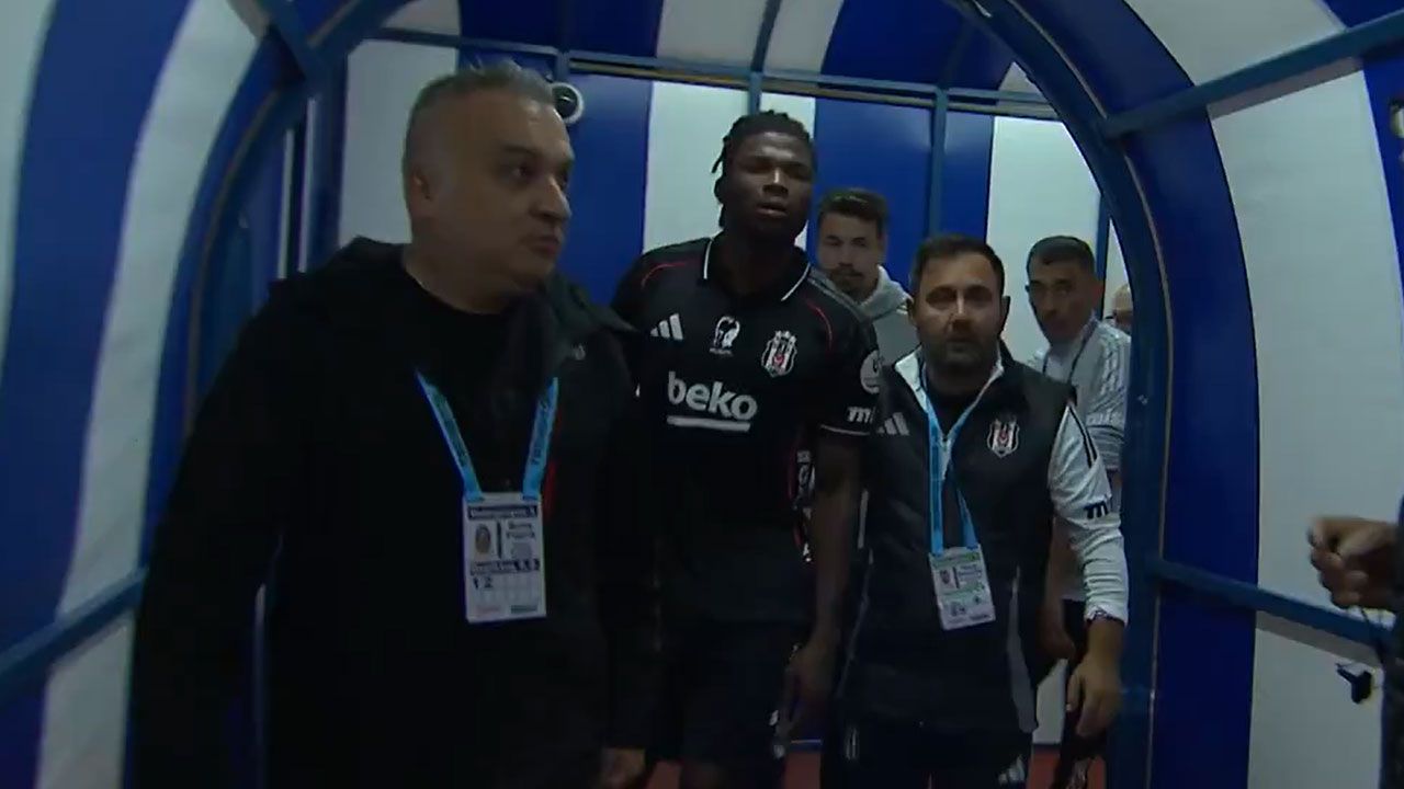 Kasımpaşa - Beşiktaş maçında ilginç an: Oyun devam ederken soyunma odasına koştu