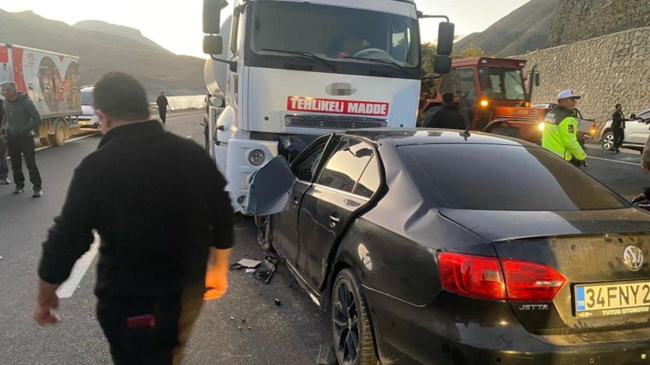 Katliam gibi kaza! Tanker ile otomobil çarpıştı, 3 kişi öldü
