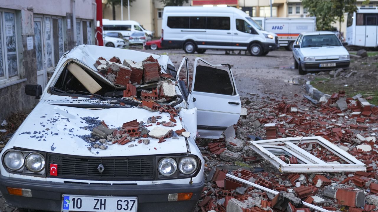 Balıkesir beşik gibi salladı, 5 dakikada bir deprem oldu! AFAD peş peşe açıkladı...