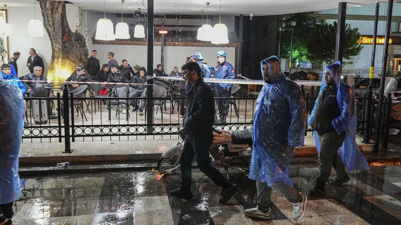 Balıkesirlilerin zorlu gecesi! Hem deprem hem sağanak...