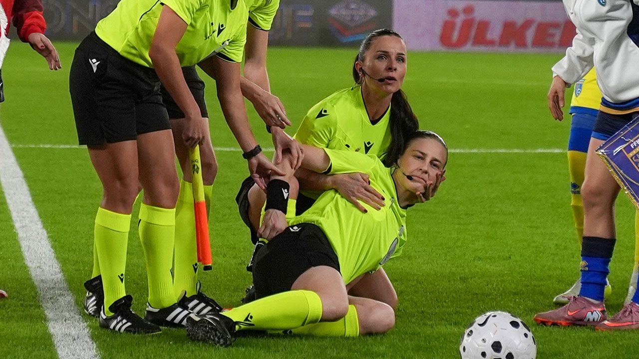 Türkiye - Kosova maçında korku dolu anlar: Hakem Michalina Diakow bir anda yere yığıldı