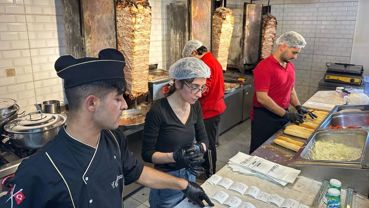 29 Ekim'e özel 29 TL'ye tavuk döner ve ayran! Tüm geliri Mehmetçik Vakfı'na bağışlanacak