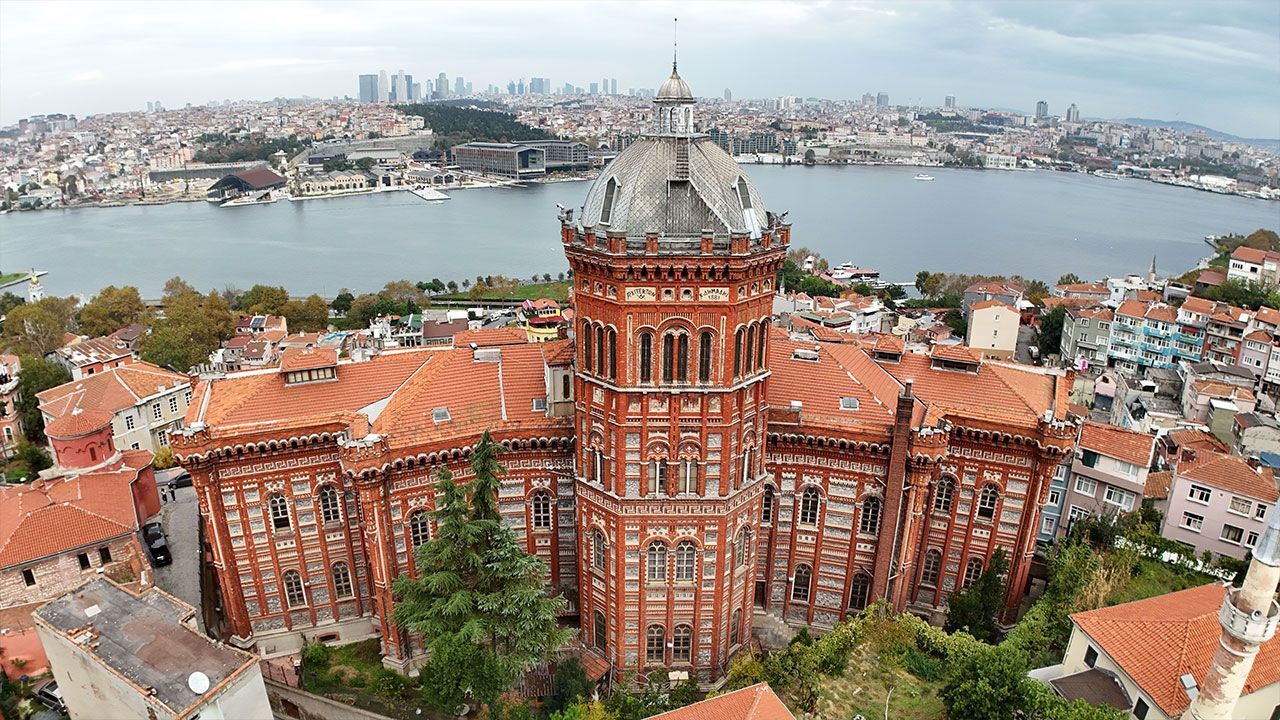 Fener Rum Okulu'nda düğüm sürüyor! 31 öğrenci için çıkış aranıyor