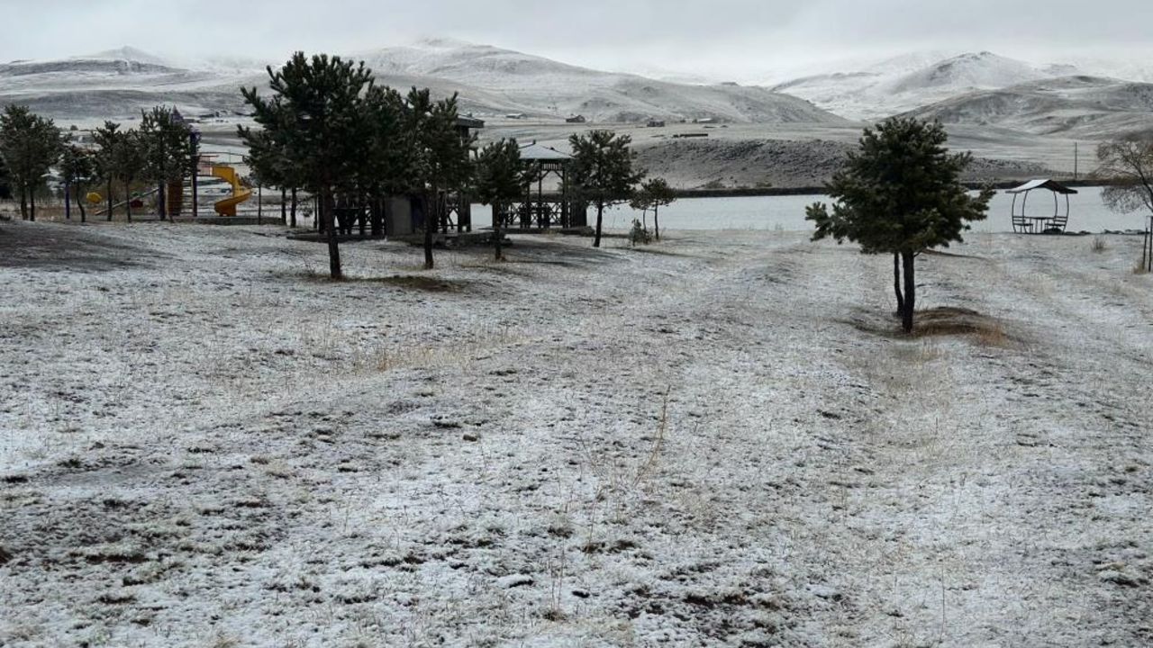 Erzurum beyaza büründü! Araçlar karlı yolda kaldı