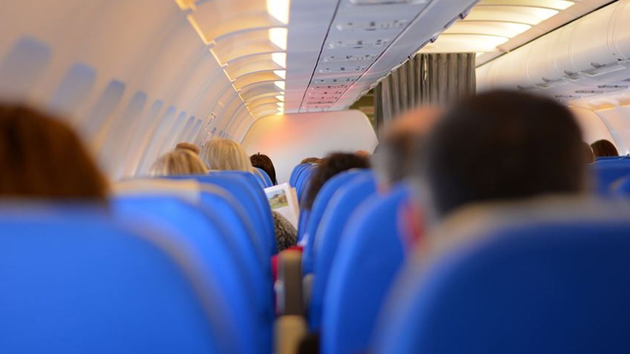 Uçakta ani irtifa kaybı yaşandı, yolcular hastaneye kaldırıldı