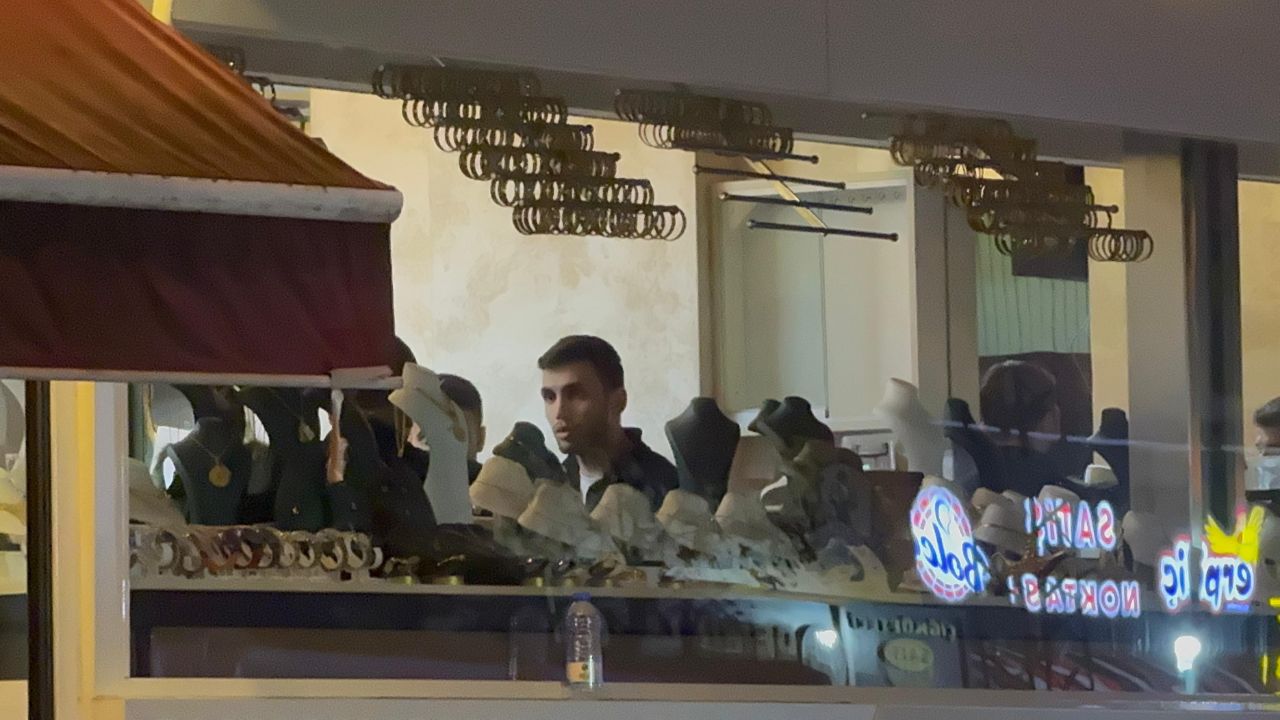 Tahliye sırasında kuyumcu alarmı! Altınların peşine düştü, dakikalar içinde topladı