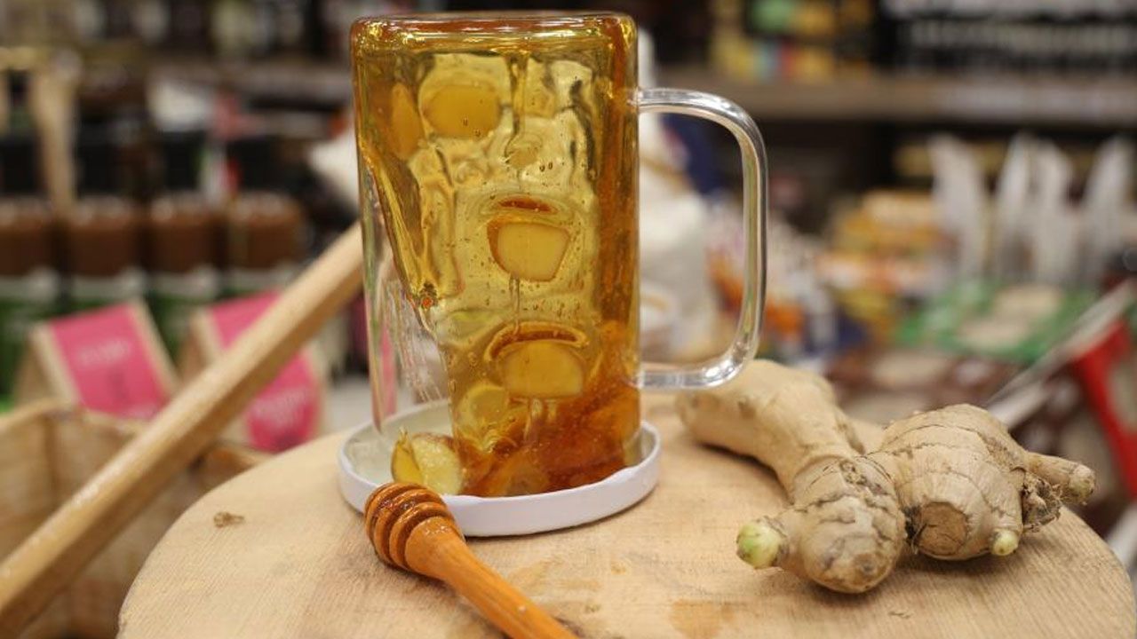 Zencefil ve ballı ev yapımı şurup tarifi… Boğaz ağrısı ve öksürüğü anında kesecek