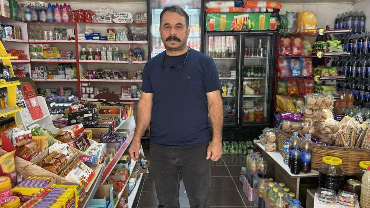 Hatay'da gizemli hayırsever, bakkalın veresiye defterini yakıp mahallelinin borcunu kapattı