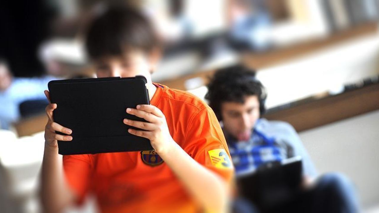 Günlük 7 saat! Ekran bağımlılığı korkutuyor