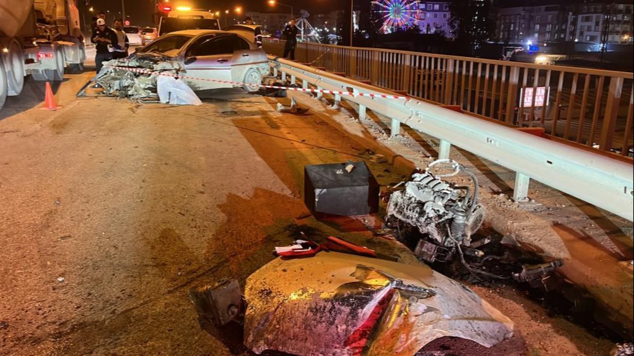 Hatay'da bariyerlere çarpan otomobilin motoru fırladı!
