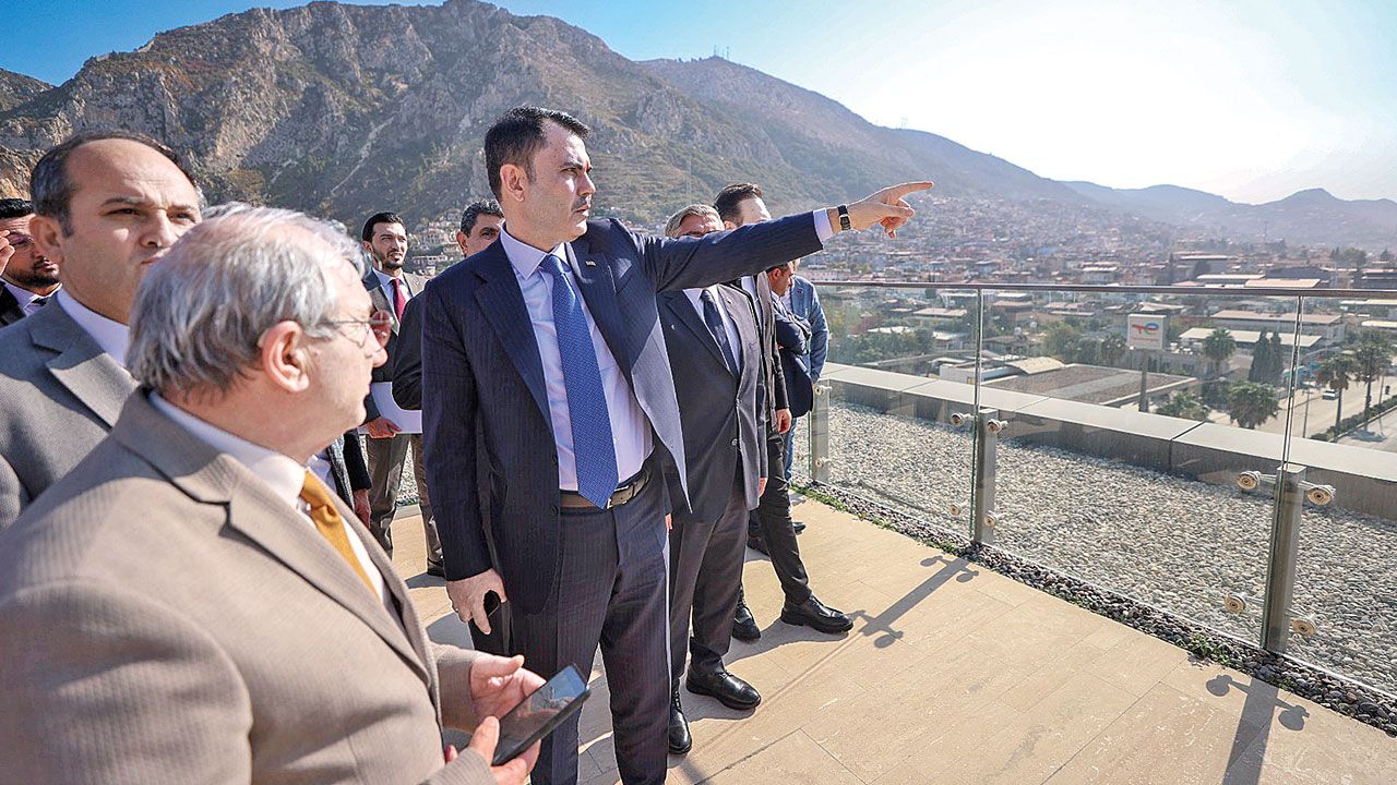 Depremzedeler sıcak yuvalarına kavuşuyor! Bakan Kurum: Saatte 23 konut inşa ediyoruz