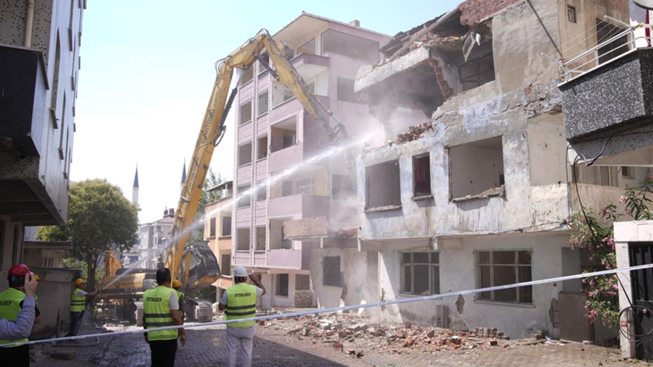 Dönüşüm lafta kalıyor, acilen boşaltılmalı! İstanbul’da 50 bin yapı her an çökebilir