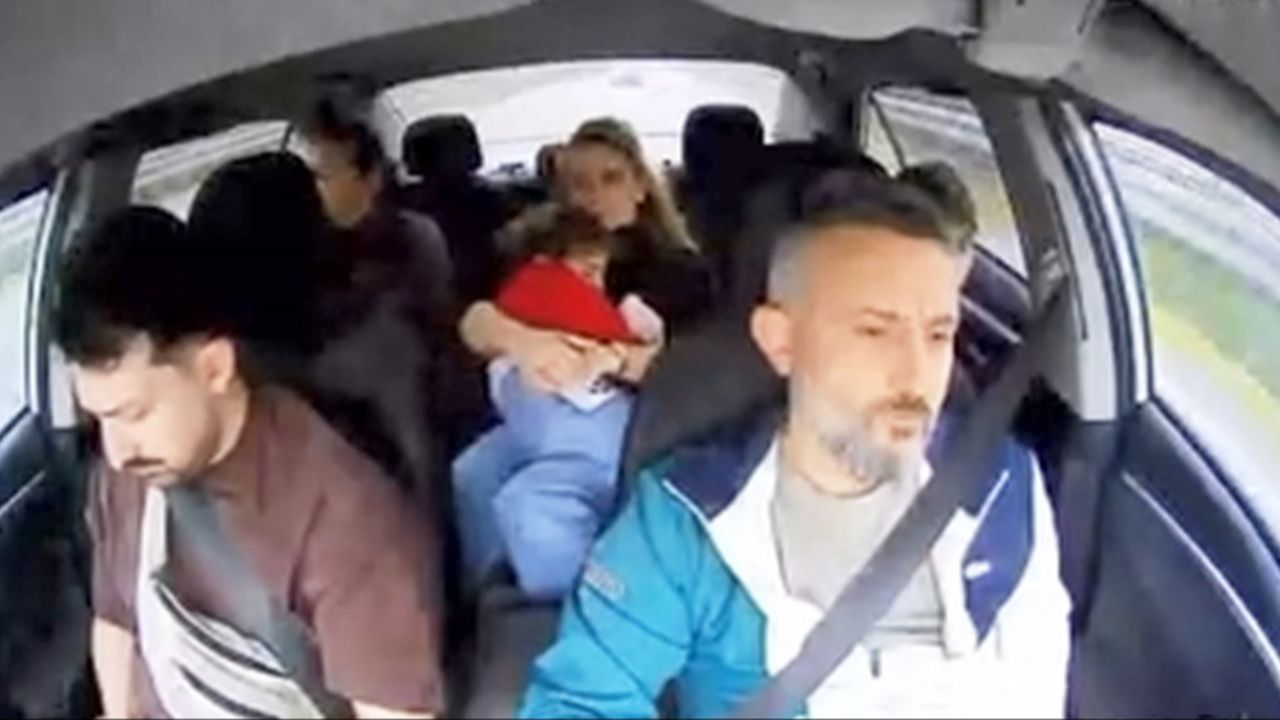 Hatalı sollama canlarından edecekti! Taksicinin kritik manevrası faciayı önledi