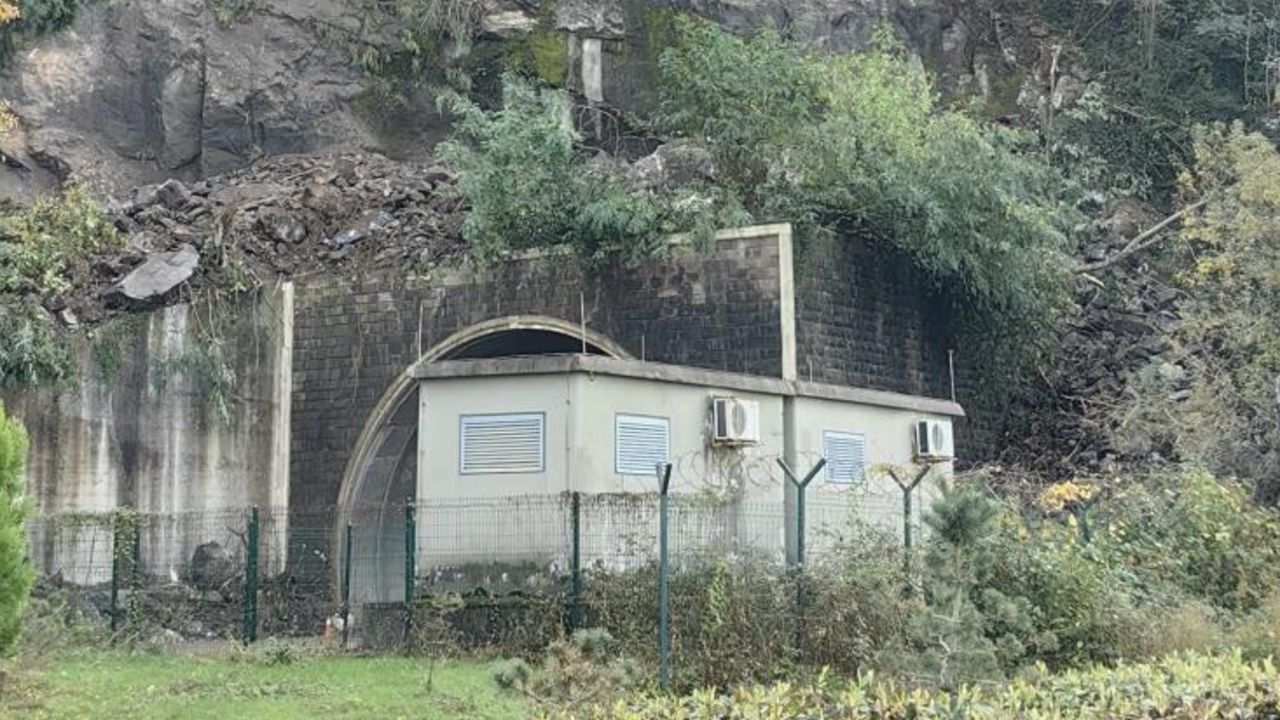 Sarp Sınır Kapısı yolunda heyelan! Facianın eşiğinden dönüldü