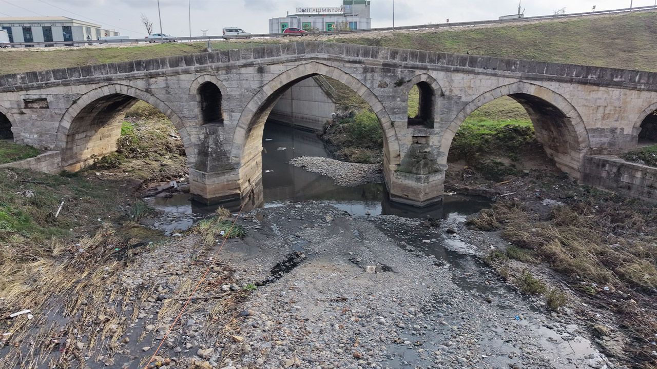 Mimar Sinan’ın unutulan köprüsü! 470 yıllık eser çöplerin arasında can çekişiyor