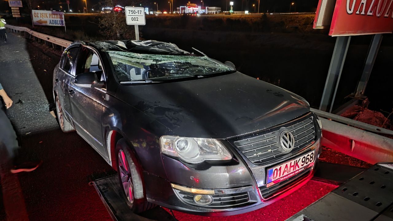 Önce tıra ardından bariyerlere çarptı! Feci kazada sürücü can verdi