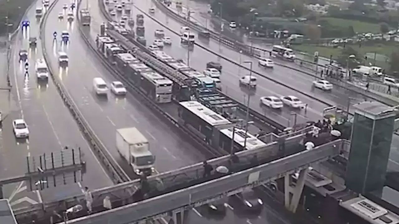 İstanbul'da metrobüs seferleri durma noktasına geldi!