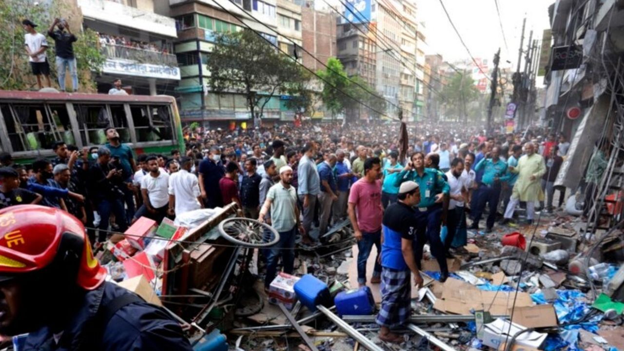 Ülke savaş alanına döndü! Bangladeş’te 11 noktada patlama!