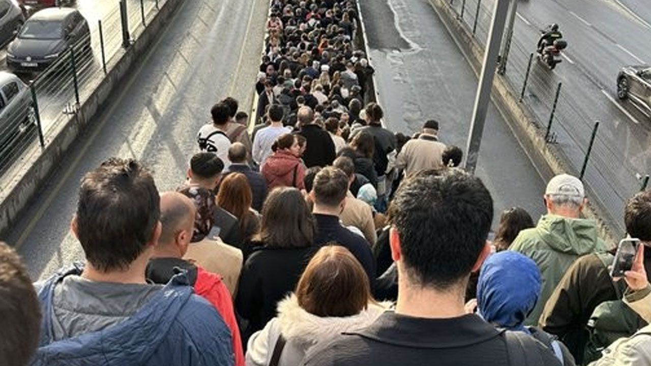Araç sayısı azaldı, yaş ortalaması arttı! Metrobüs artık kâbus oldu
