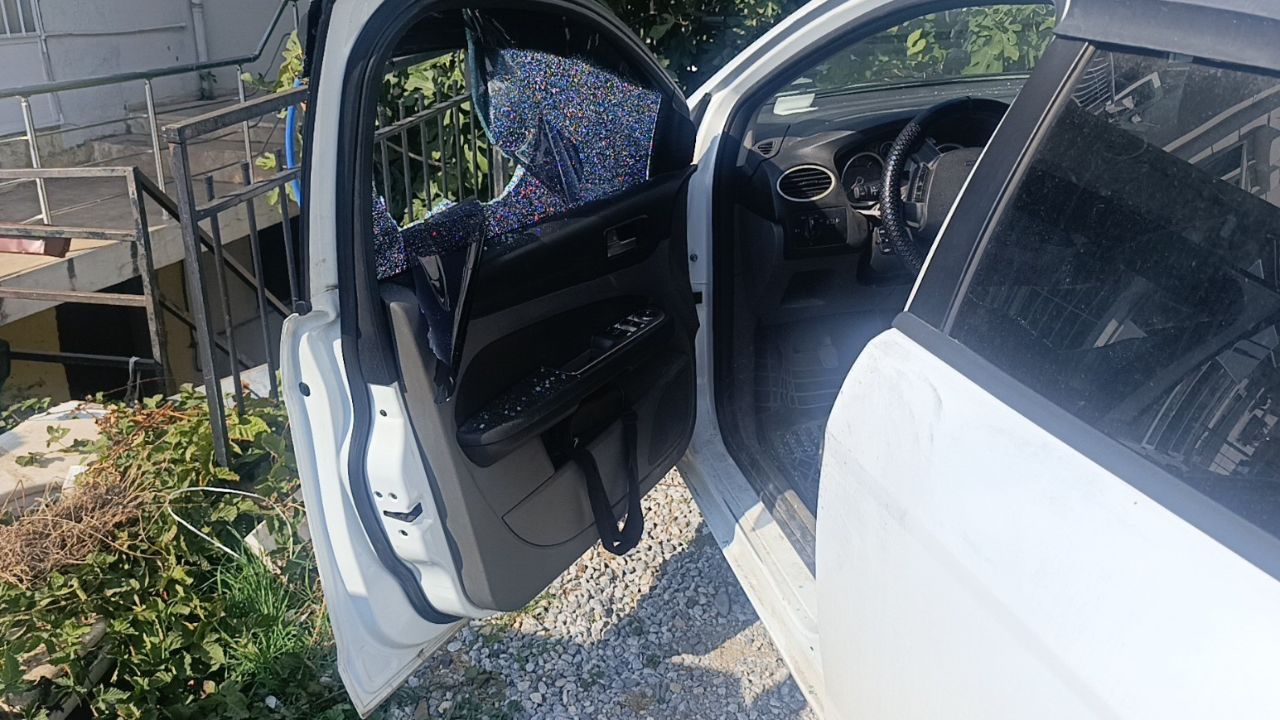 Aracın camını kırıp para dolu çantayı çaldı! Hırsızın yaşı şaşkına çevirdi