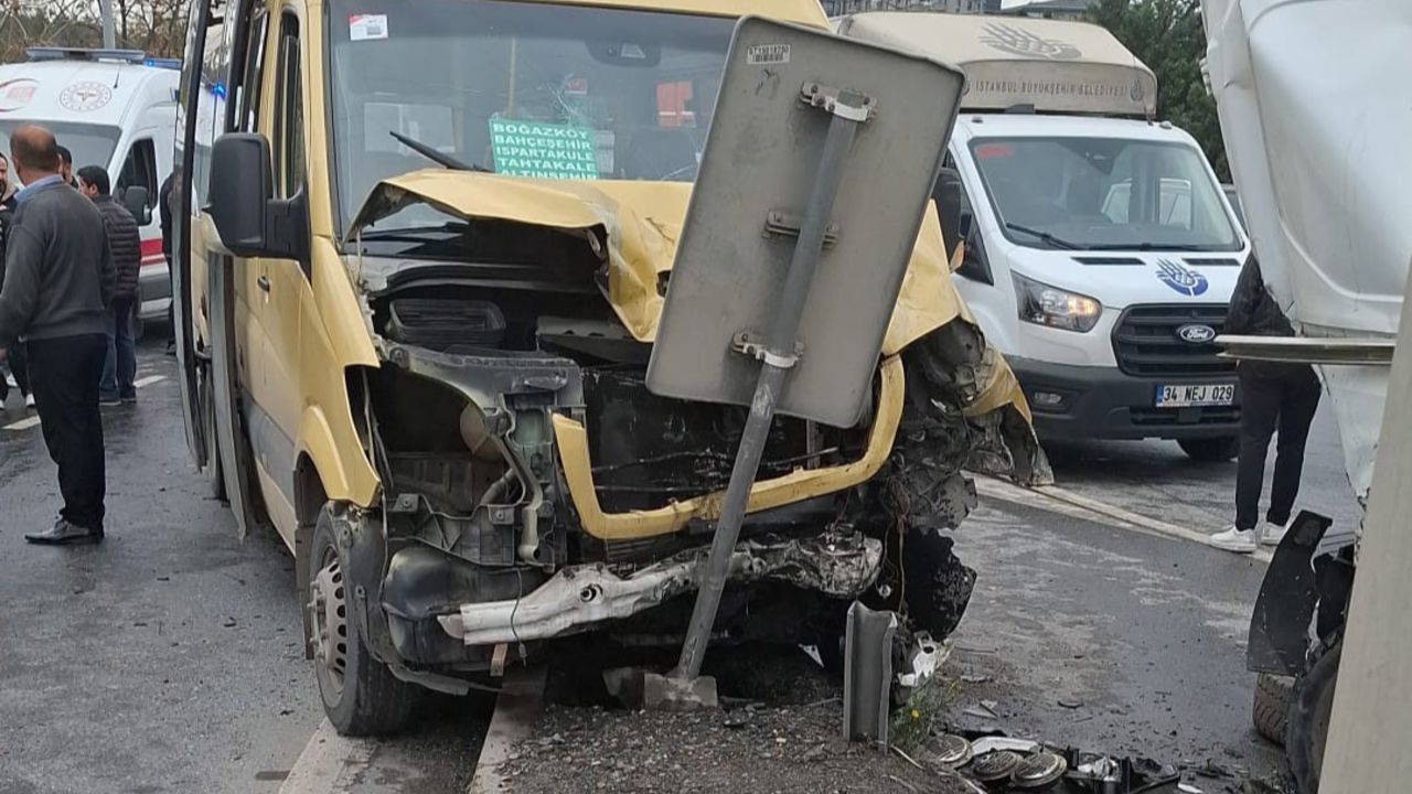 Başakşehir'de zincirleme kaza! Yolcu minibüsü de karıştı, çok sayıda yaralı var