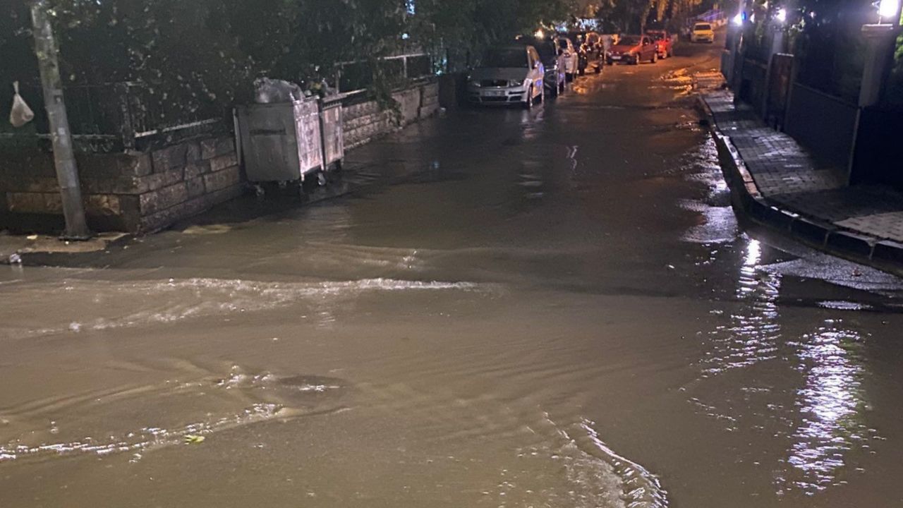 İstanbul'u sağanak vurdu! Maltepe'de yollar göle döndü