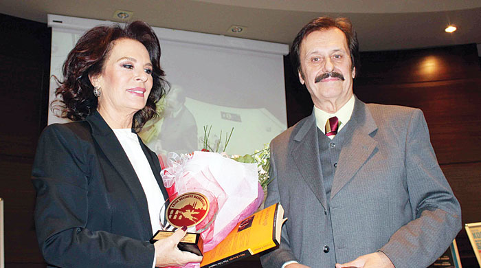 Koçyiğit: Tiyatroda oynamak istiyorum görseli