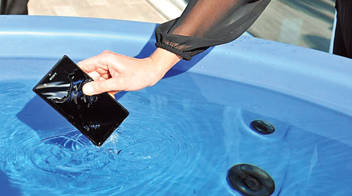 Sony, Xperia Z ile su altına daldı görseli