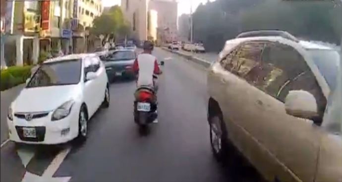 Polisten kaçan şüpheli kaza yapınca yakayı ele verdi görseli